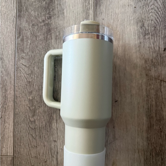 Stanley 40oz Stainless Steel H2.0 Flowstate Quencher Tumbler - Picture 2 of 4